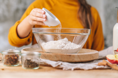 Jemand vermengt alle Zutaten in einer Schüssel.