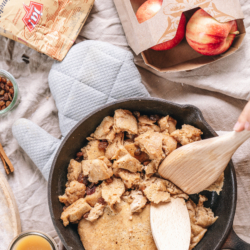 Veganer Kaiserschmarren in der Pfanne mit Ja! Natürlich Bio-Dinkelvollkornmehl.