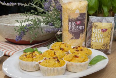 Polentamuffins aus Ja! Natürlich Bio-Polenta auf einem Teller.