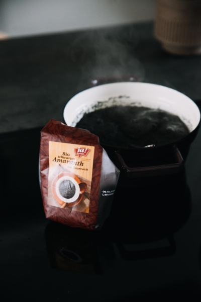 Eine Packung Ja! Natürlich Bio-Amaranth und eine Schüssel voll mit Amaranth.