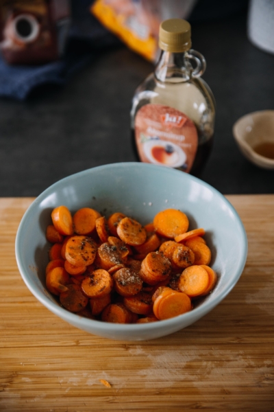 Geschnittene Bio-Karotten, die gewürzt wurden.