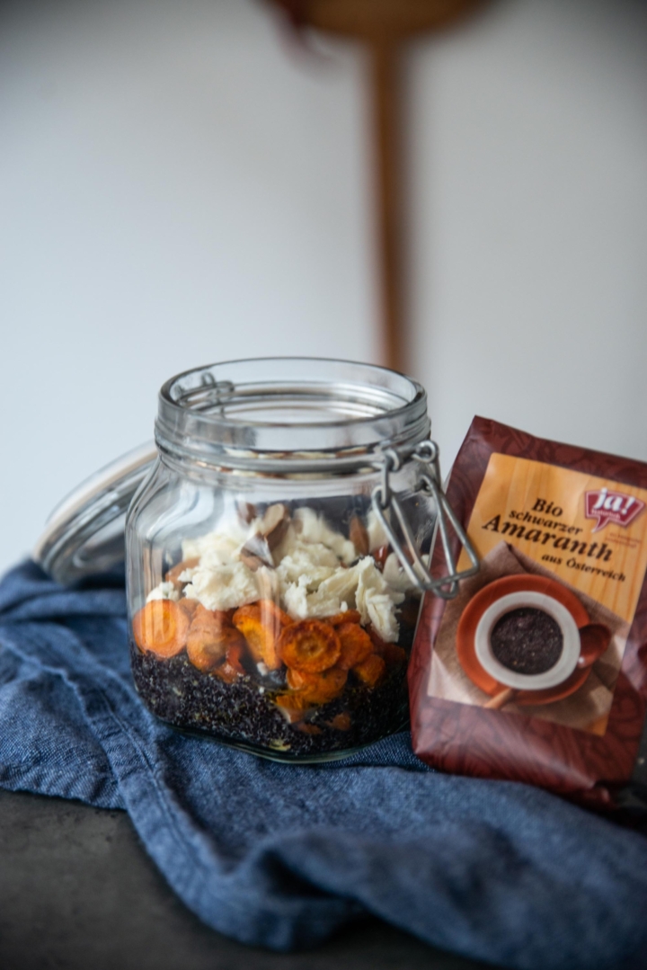 Amaranth-Salat im Glas mit Gewürzkarotten und Feta
