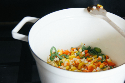 Ein Topf mit geschnittenem Bio-Gemüse.