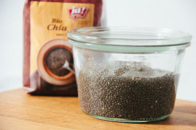 Eine Schüssel mit Ja! Natürlich Bio-Chiasamen.