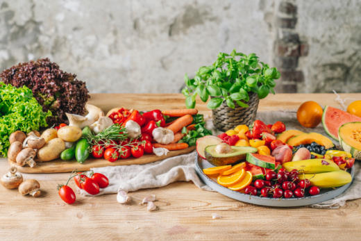 Verschiedenes Bio-Obst und -Gemüse.