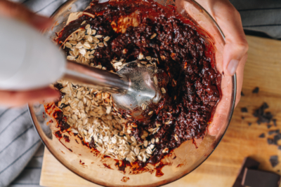 Jemand mixt die Masse für Bio-Energyballs.