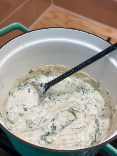 Bio-Karfiol-Creme befindet sich in einem Topf.