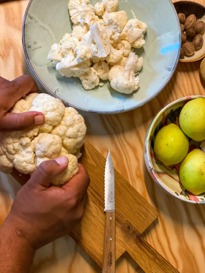 Jemand bereitet Bio-Karfiol vor.