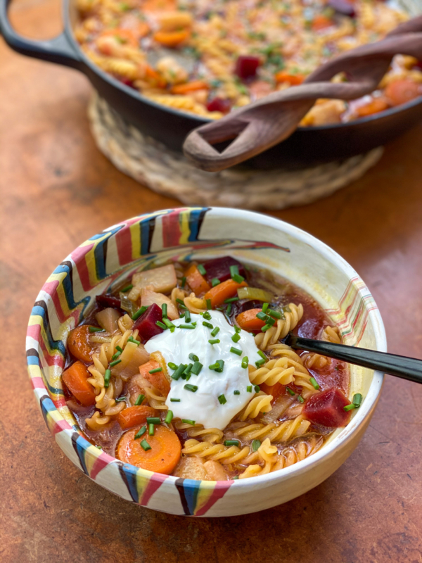 Spirelli Wurzelgemüse-Sauerrahm-Eintopf