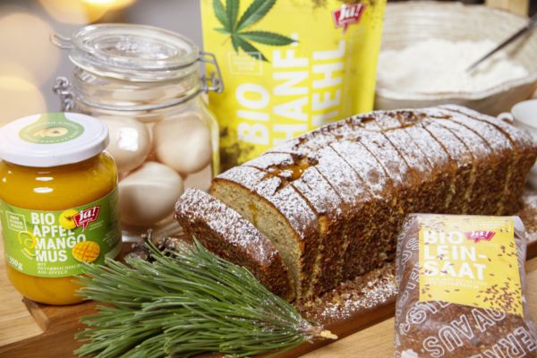 Hanf-Leinsaat-Kuchen mit fruchtigem Kern