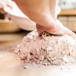 Jemand knetet Brotteig.