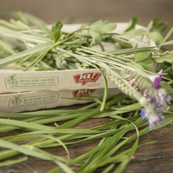 Nahaufnahme Karton mit Ja! Natürlich Bio-Blüten.