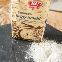 Packung Ja! Natürlich Bio-Roggenvollkornmehl.