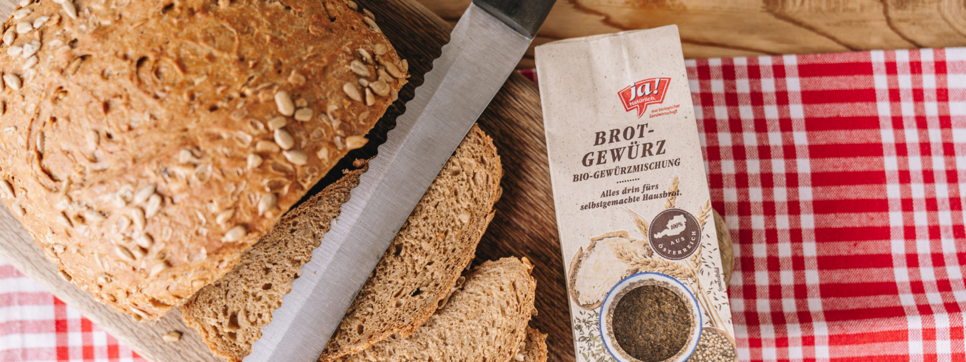 Brotlaib und Ja! Natürlich Bio-Brot-Gewürz.