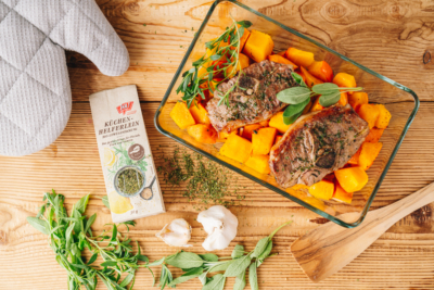 Geholfene Lammkotelettes mit Ofen-Süßkartoffeln und Ja! Natürlich Bio-Küchenhelfer-Gewürzmischung.