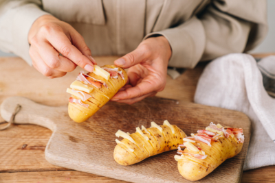 Jemand spickt Bio-Erdäpfel.