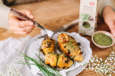 Ein Teller voll im Ofen gebratener Ja! Natürlich Bio-Erdäpfel und eine Packung Gewürzmischung im Hintergrund.