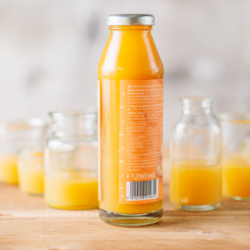 Eine Flasche Bio-Ingwer-Apfel-Shot.