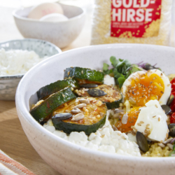Pikante Gemüsebowl mit Ja! Natürlich Bio-Goldhirse.