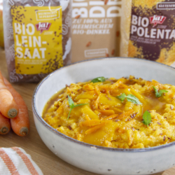 Süße Bowl mit Polenta und Apfel-Mango Mus vor Ja! Natürlich Bio-Produkten.
