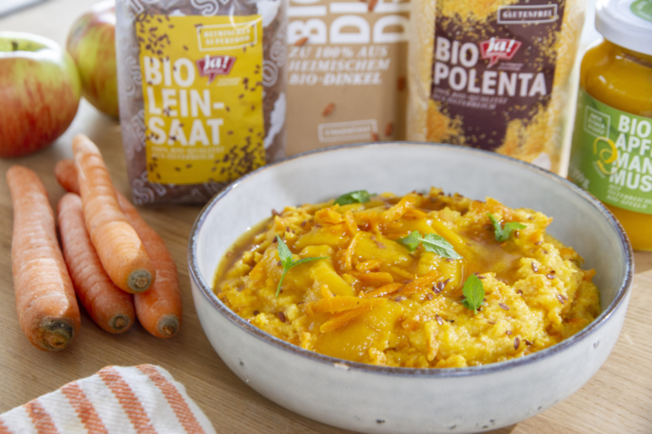 Süße Bowl mit Polenta und Apfel-Mango Mus