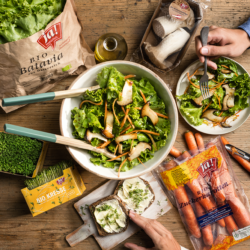 Eine Schüssel mit Salat aus Ja! Natürlich Bio-Batavia, Austernpilzen, Kresse und Zuckerkarotten.