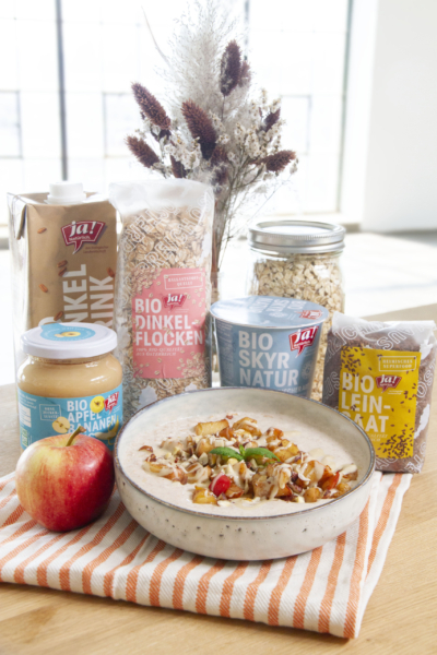 Ja! Natürlich Bio-Zutaten für Protein Overnight Oats mit gebratenen Äpfeln.