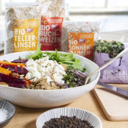 Ja! Natürlich Bio-Zutaten für Bowl auf einem Tisch.