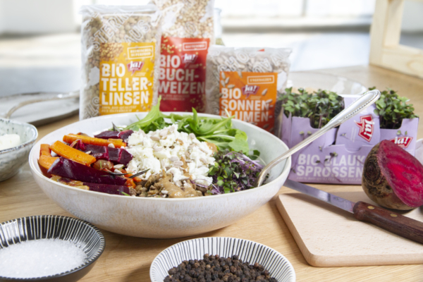 Buchweizen Bowl mit saisonalem Ofengemüse und Feta