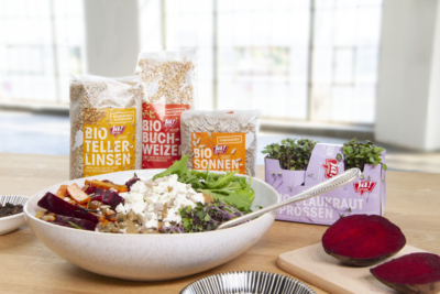 Ja! Natürlich Bio-Zutaten für Bowl auf einem Tisch.