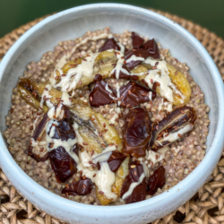Mandel-Buchweizen-Bowl mit gebratener Bio-Banane.