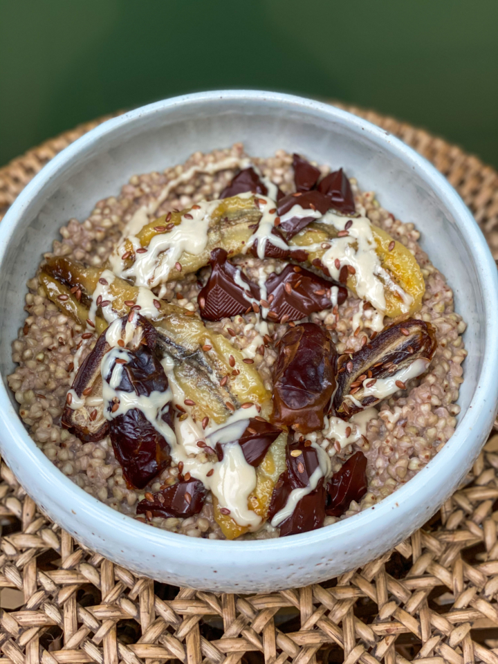 Mandel-Buchweizen Bowl mit gebratener Banane