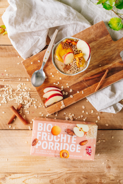 Eine Schüssel mit Ja! Natürlich Bio-Früchte Porridge und frischem Obst.