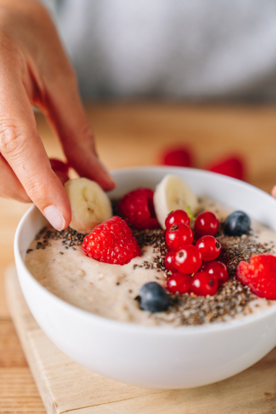 Eine Schüssel mit Porridge und Bio-Beeren.