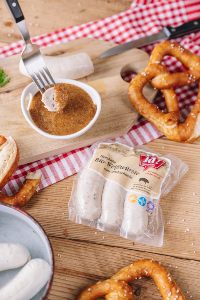 Ja! Natürlich Bio-Weißwürste, Senf und Laugenbrezeln.