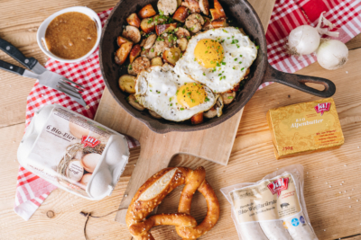 Weißwurstpfanne mit Ja! Natürlich Bio-Butter, Eiern und Brezen.