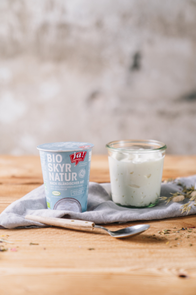 Ja! Natürlich Bio-Skyr Natur mit einem Glass daneben.