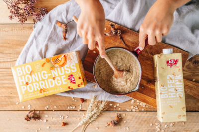 Honig Nuss Porridge mit Haferdrink