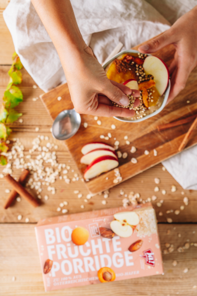 Jemand bereitet Ja! Natürlich Bio-Früchte-Porridge zu.