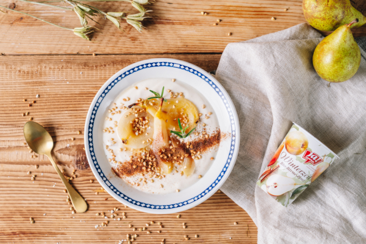 Birne-Zimt-Joghurt mit pochierten Birnen und geröstetem Buchweizen