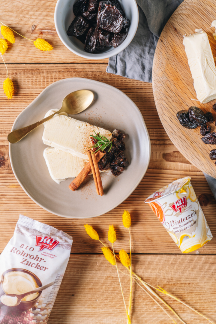 Banane-Milchkaramell-Joghurt-Parfait mit Pflaumensauce