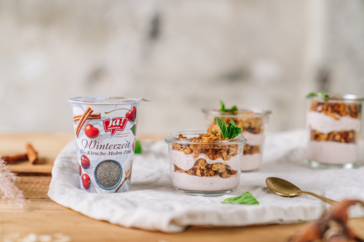 Kirsche-Mohn-Zimt-Joghurt-Mousse mit Hirse-Hafer-Crumble