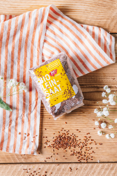 Eine Packung Ja! Natürlich Bio-Leinsaat auf einem Tisch.