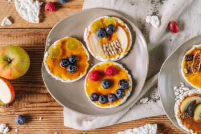 Bio-Reiswaffeln mit Aufstrich und Beeren.