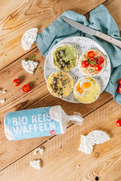 Ja! Natürlich Bio-Reiswaffeln, bestrichen mit verschiedenen Aufstrichen.