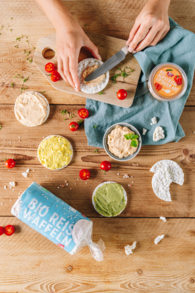 Reiswaffelsnacks mit Aufstrichen