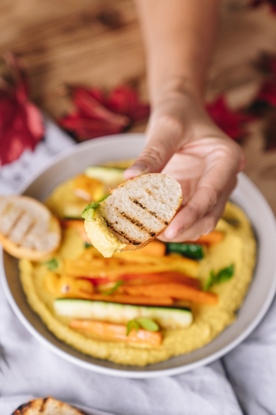 Bio-Baguette mit Curry-Hummus