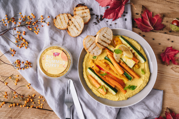 Schoko-Bananenbrot mit Gemüsesticks &amp; Hummus | Rezept