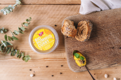 Curry-Hummus mit Brot