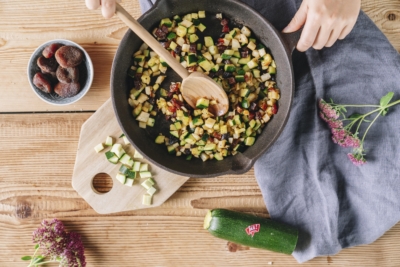 Angebratene Zucchini in einer Pfanne